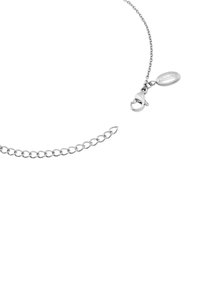 Sølvsmykkekæde med en glat finish, der har en hængslet lås og et ovalt mærke. Leddene er runde og sammenkoblede.