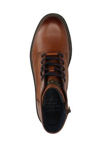 Braune Leder-Ankle Boots mit strukturierter Oberfläche, navyblauen Schnürsenkeln und einer kontrastierenden Gummisohle. Merkmale sind eine runde Zehenform und eine robuste Bauweise.