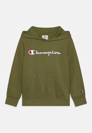 Olivgrüner Hoodie aus weichem Stoff mit einer Fronttasche, versehen mit weißem "Champion"-Logo und Logo-Patch am rechten Ärmel.