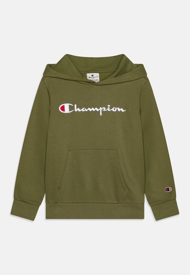 Sweat à capuche vert olive en tissu doux avec une poche avant, arborant un logo "Champion" blanc et un écusson logo sur la manche droite.