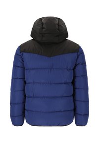Blå pufferjacka med svart huva och övre del. Har sydda horisontella linjer och en avslappnad passform. Lämplig för kallt väder.