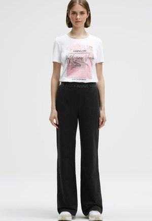 WIDE  - Stoffhose - black