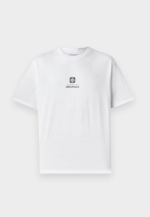 Fehér pamut póló rövid ujjakkal, középen egy oroszlán grafikával és a "ORIGINALS" felirattal feketében, kerek nyakkivágású, laza fazon.