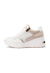 Zapatillas blancas y beige que cuentan con materiales de malla y ante, un cordón en la parte frontal, acentos en dorado y un diseño de suela en cuña.