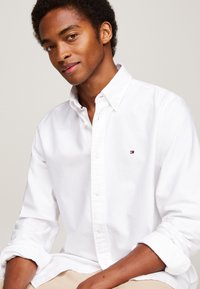 Tommy Hilfiger SOLID HERITAGE OXFORD SHIRT - Marškiniai - optic white