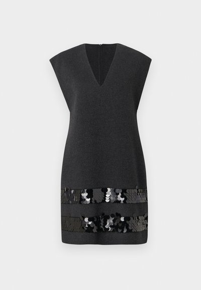 Vestido cinza escuro com decote em V e mangas curtas. Apresenta uma faixa horizontal de lantejoulas pretas e prateadas na barra. Design simples e elegante.