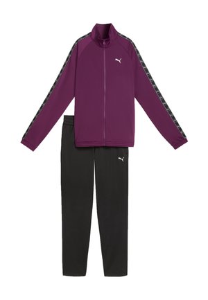 Lilla lynlåstrøje med sorte sidelommer og sorte bukser, begge med hvidt Puma-logo.