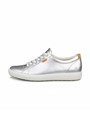 Silberner Low-Top-Sneaker mit weißer Sohle, weißen Schnürsenkeln, kleinem braunem Markenetikett an der Seite und braunem Fersendetail.