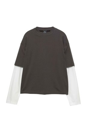 Dunkelgraues T-Shirt mit kurzen Ärmeln, das über einem weißen Langarmshirt getragen wird, mit Rundhalsausschnitt und lockerer Passform.