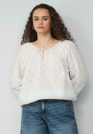 Weiße Baumwollbluse mit einem runden Ausschnitt mit Bindeschluss, Ballonschemeln und bestickten Blumenmustern mit kleinen Ausschnitten.