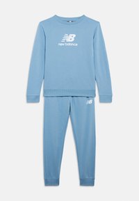 Jasnoniebieski zestaw bluz i spodni, wykonany z mieszanki bawełny, z białym logo "New Balance" na piersi i udzie, z prążkowanymi mankietami i paskiem.