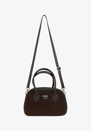 Borsa a mano marrone scuro con due manici corti e una tracolla lunga e regolabile, dotata del logo del brand in argento "RKO RYŁKO" sulla parte frontale.