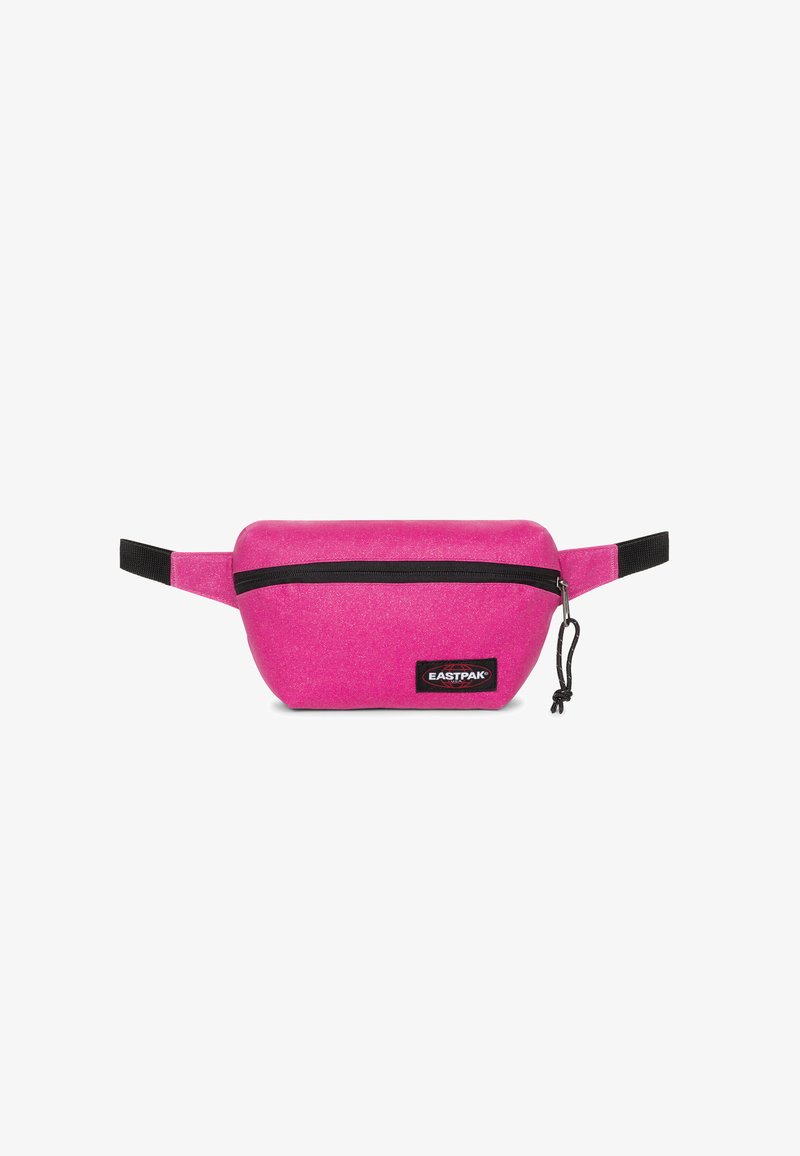 Banane en tissu brillant, rose vif, avec une fermeture éclair sur le dessus, des accents noirs et une sangle ajustable. Comprend un patch logo Eastpak.