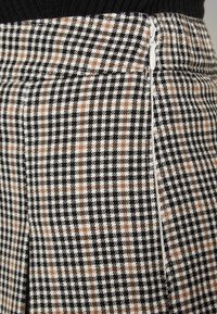 Hollister Co. ULTRA HIGH-RISE PLEATED SKATER SKORT - Šortai - CLOUD DANCER/PORTABELLA/BLACK HOUNDSTOOTH