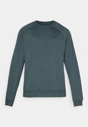 Sötétzöld, puha anyagból készült, hosszú ujjú környakú pulóver, fekete Nike logóval a bal mellrészen.