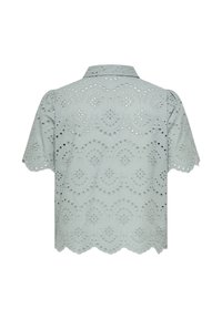 Lysegrå kortermet bluse med bølget kant og hullbroderi med blomster- og geometriske mønstre.