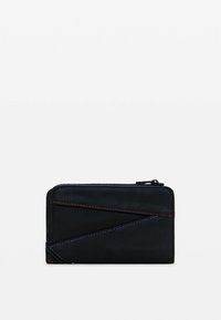 Schwarze Geldbörse aus Leder und Stoff, mit diagonaler Naht in Rot und Lila, Reißverschluss und strukturiertem Oberflächenfinish.