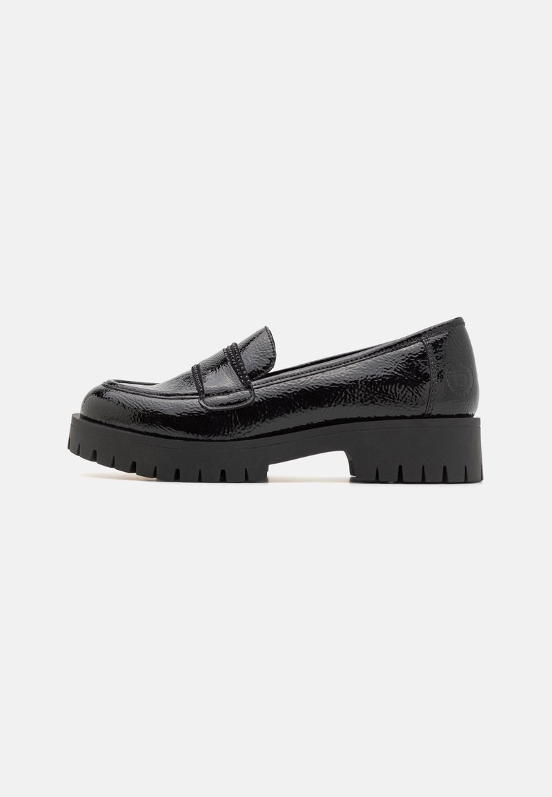 Mocassin en cuir verni noir avec semelle épaisse à rainures et petit talon carré, vue de profil latéral sur fond clair uni.