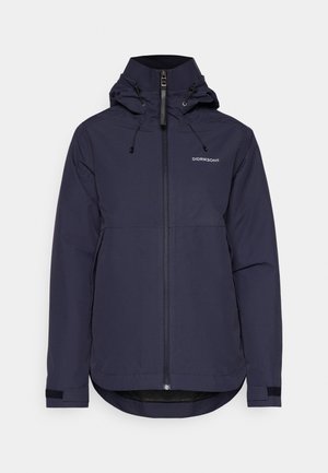Chaqueta impermeable de marina con capucha ajustable, cremallera frontal y puños negros en contraste. Presenta una textura suave y un logo en el pecho.