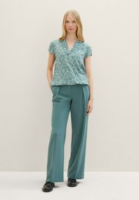 TOM TAILOR Pusero - green abstract leaf print