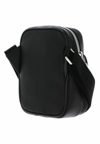 Čierna crossbody taška s textúrovanou koženou povrchovou úpravou, obdĺžnikový tvar, strieborné kovanie a nastaviteľný popruh. Obsahuje zipsové uzatvorenie.