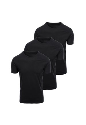 Tre ensfarvede, sorte t-shirts med korte ærmer og rund hals, arrangeret i et forskudt vertikalt stak på en hvid baggrund.