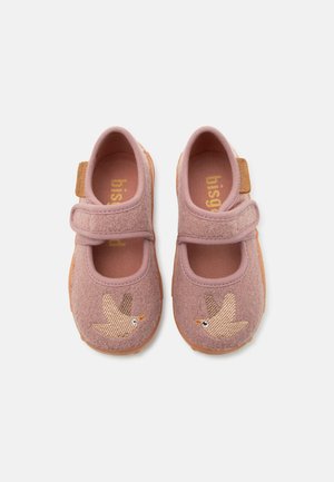 Chaussures roses Mary Jane pour tout-petits avec broderie d'oiseau, brides réglables à scratch et semelles en caoutchouc sur fond blanc.