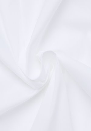 Hvidt stof, glat tekstur, letvægt, med en let glans. Materialet falder blødt i en spiralform uden mønstre.