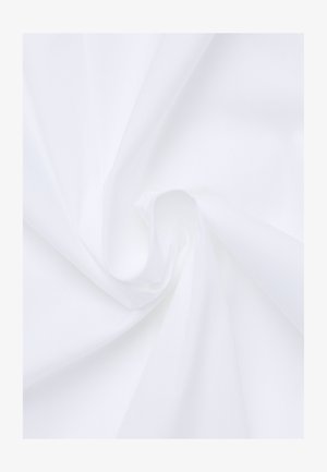 Tissu blanc, texture lisse, léger, avec un léger éclat. Le matériau tombe doucement en une formation en spirale sans motifs.