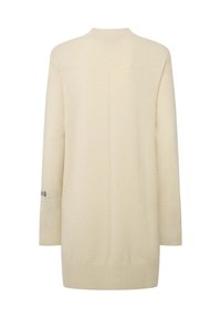 Maglione lavorato a maglia di colore crema, con maniche lunghe e collo alto, polsini a coste e una cucitura centrale lungo la schiena. Branding sottile sulla manica.