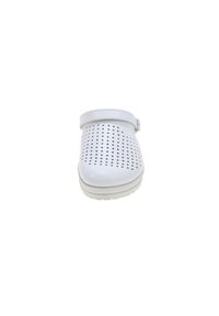 Zoccolo bianco perforato con cinturino regolabile e suola texture. Presenta una finitura liscia e una punta arrotondata per il massimo comfort.