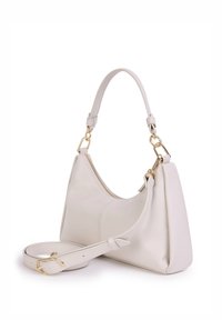 Borsa a mano in pelle bianca con forma curva, dotata di accessori in tonalità oro, tracolla regolabile e chiusura a zip sulla parte superiore.