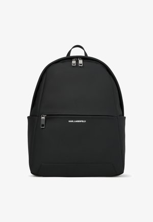 Mustmust mustkott sileda kangaga, ümar kuju, kaks lukku peal, ees luku tasku ja diskreetne hõbedane logo. Tugevdatud käepidemed.