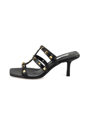 Zwarte gehakte sandaal met drie brede banden voorzien van gouden piramide studs. Vierkante neus en een slanke stilettopen. Gladde leertextuur.