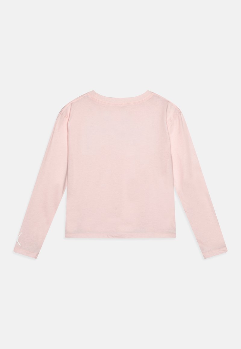Camicia a maniche lunghe rosa chiaro con collo a giro, vista posteriore semplice e piccolo logo bianco sul polsino sinistro.