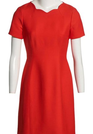 Robe rouge à manches courtes avec une taille cintrée et un décolleté original en encoches sur un buste de mannequin blanc.
