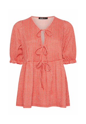 Blusa de manga corta con cuadros rojos y blancos, mangas abullonadas, tres cierres de lazo en la parte delantera y un diseño suelto con cintura fruncida.