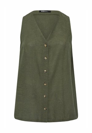 Bezrekawowa oliwkowozielona bluzka zapinana na guziki z dekoltem w serek i sześcioma średniej wielkości brązowymi guzikami z przodu.