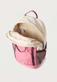 Σακίδιο με μπεζ επάνω μέρος και ροζ κάτω μέρος. Διαθέτει δίχτυνο τσέπη, φερμουάρ και υφή υφάσματος. Ανοιχτό, αποκαλύπτοντας μπεζ εσωτερικό.
