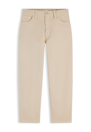 Beige bukser med lige ben, bæltestropper, knaplukning foran, lynlås og lommer foran og bagpå, lagt fladt på hvid baggrund.