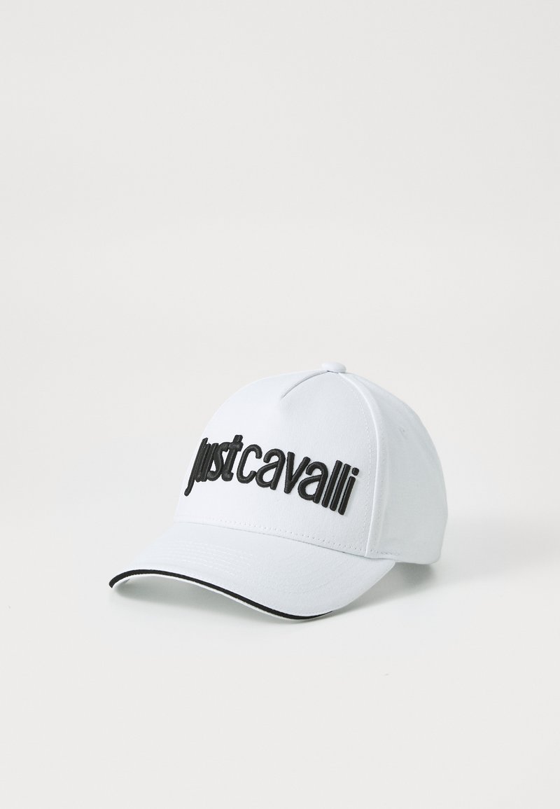 Hvit baseballcap med svart brodert "just cavalli" tekst, buet skygge og svart piping langs kanten. Glatt stoffstruktur.