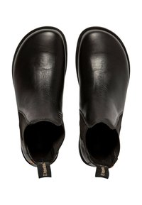 Botas de cuero negras hasta el tobillo con una textura suave, punteras redondeadas, paneles laterales elásticos y lengüetas para facilitar su uso.