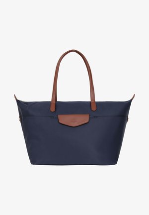 Borsa tote blu navy con manici e dettagli in pelle marrone. Presenta una chiusura con zip superiore e una tasca frontale con patta. Esterno in tessuto di nylon liscio.