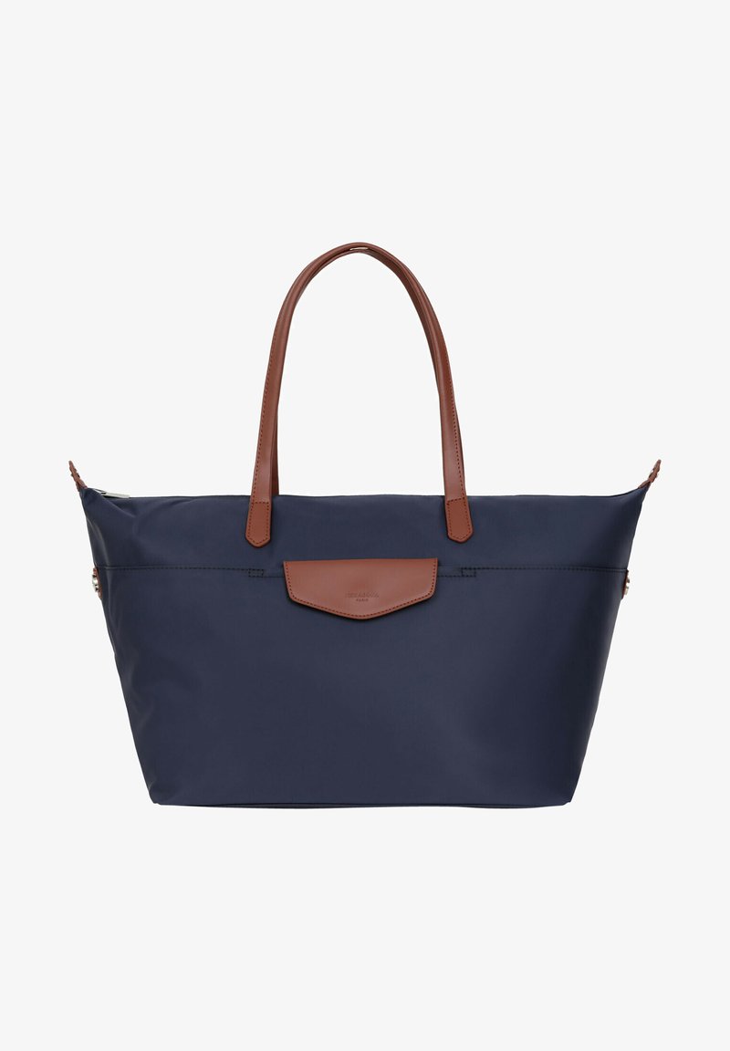 Navy blauwe tote bag met bruine leren handvatten en accenten. Beschikt over een ritssluiting aan de bovenkant en een voorkant flapzak. Gladde nylon stof aan de buitenkant.