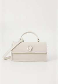 Borsa strutturata in materiale testurizzato beige chiaro con manico superiore e tracolla staccabile. Presenta una chiusura a forma di fiore.