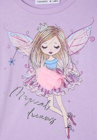 Wróżka z błyszczącymi skrzydłami, koroną i różdżką, ubrana w niebieski top i różową spódnicę z warstw materiałowych z kwiatem, na lawendowym tle.