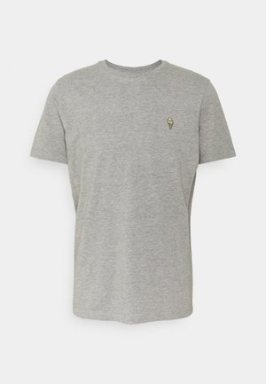 Lysegrå t-shirt med korte ærmer og en lille gul isvaffelbrodering på venstre bryst.