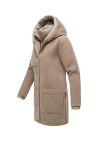 Manteau en polaire beige avec une capuche matelassée, fermeture à boutons et poche avant. Présente une texture lisse avec un design simple et épuré.