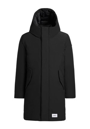 Parka noire avec un col haut et une grande capuche, dotée de deux poches latérales et d'une fermeture éclair à l'avant, fabriquée dans un matériau lisse et imperméable.