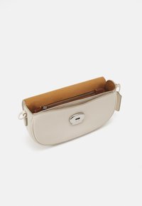 COACH MONOCHROME EMMY SADDLE BAG - Kabelka - chalk